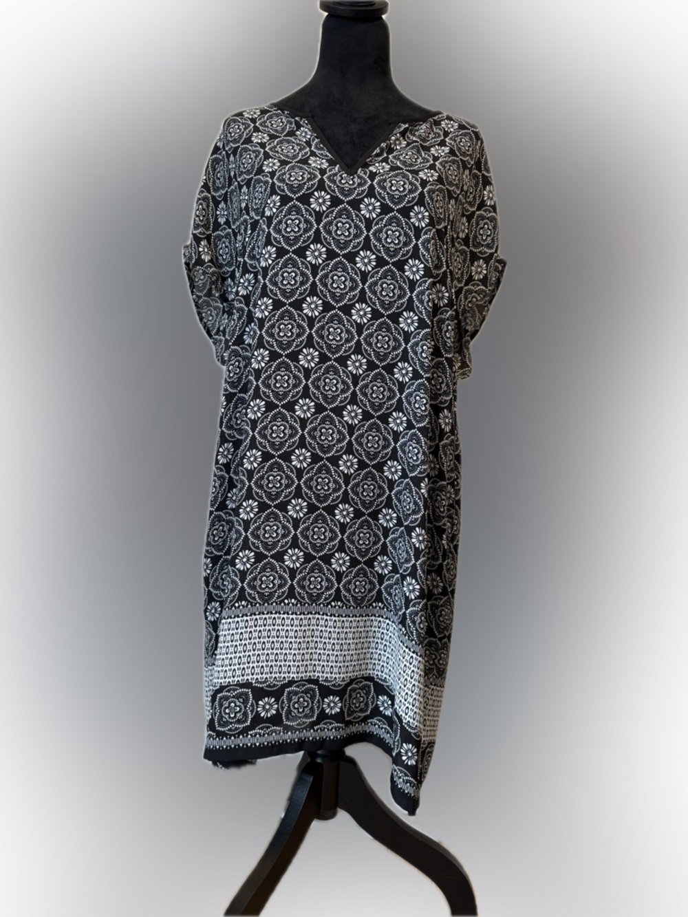 Black Rainn Size Large Black & White Medallion Print Dress NWT